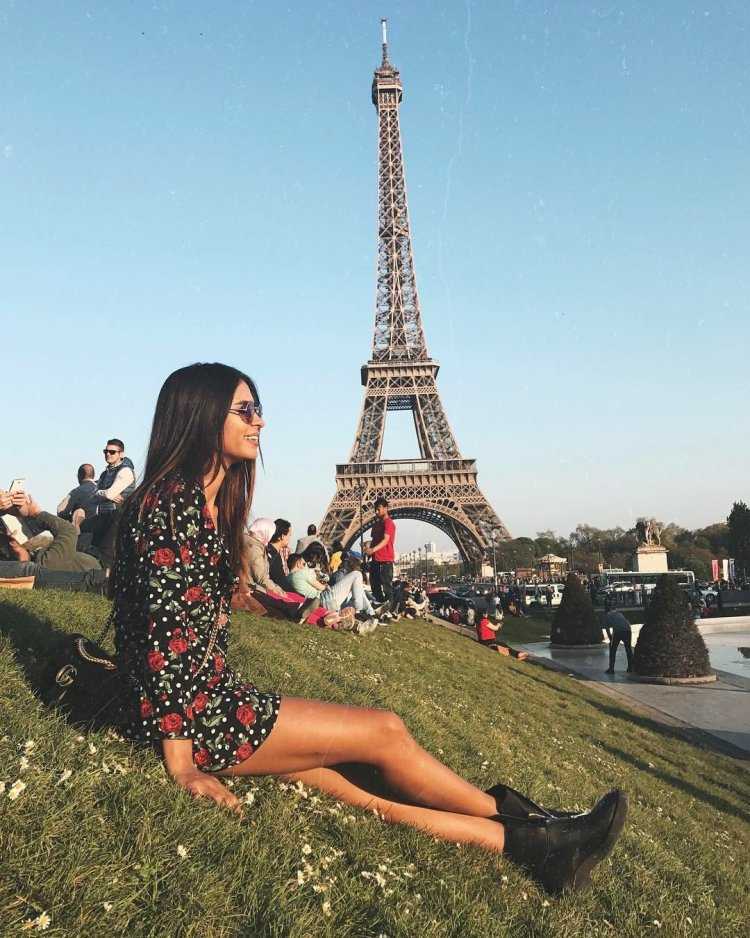 Красивая брюнетка Париж
