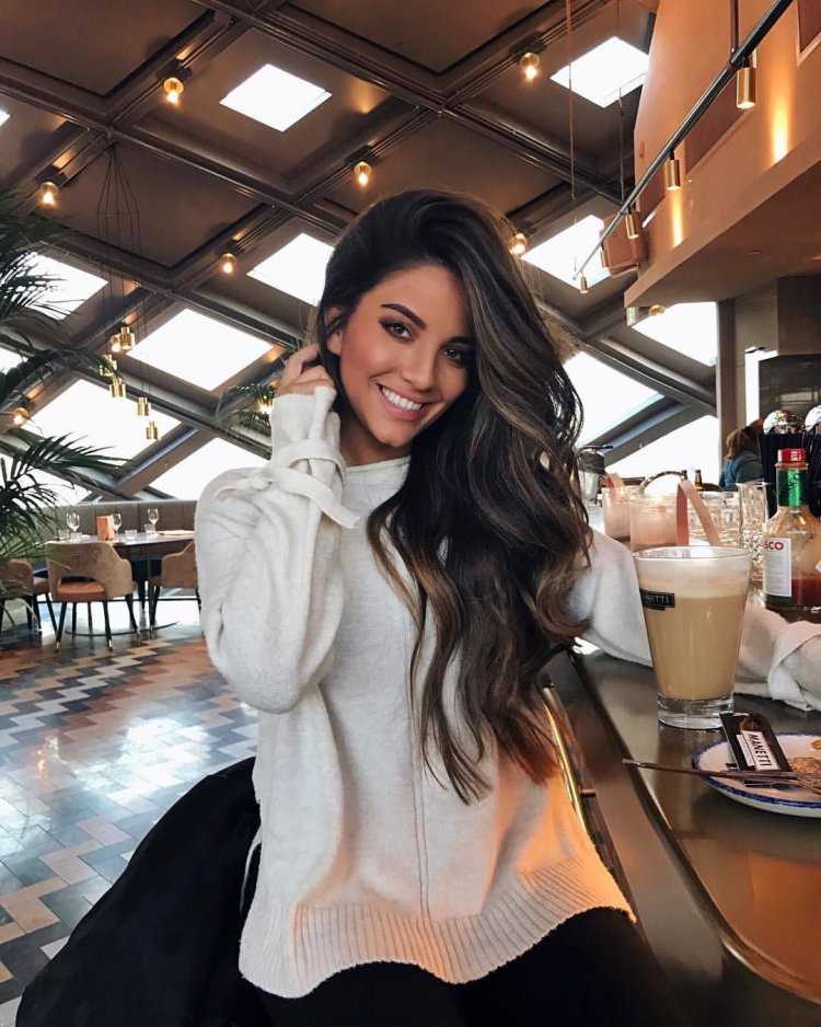 Стильная брюнетка с длинными волосами