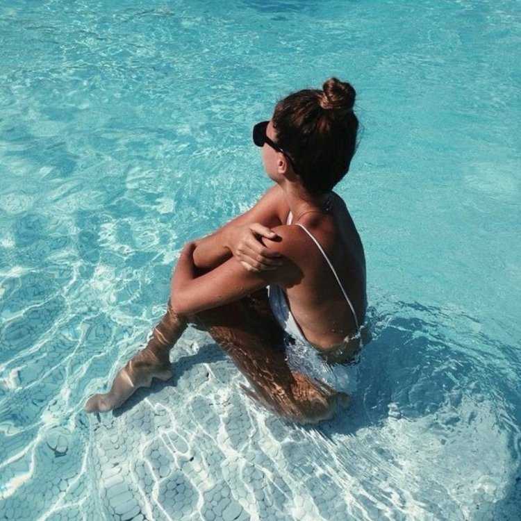 Девушка в бассейне со спины