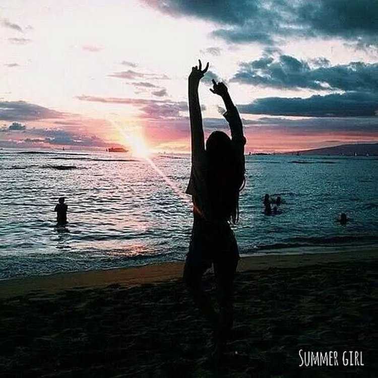 Девушка на море без лица