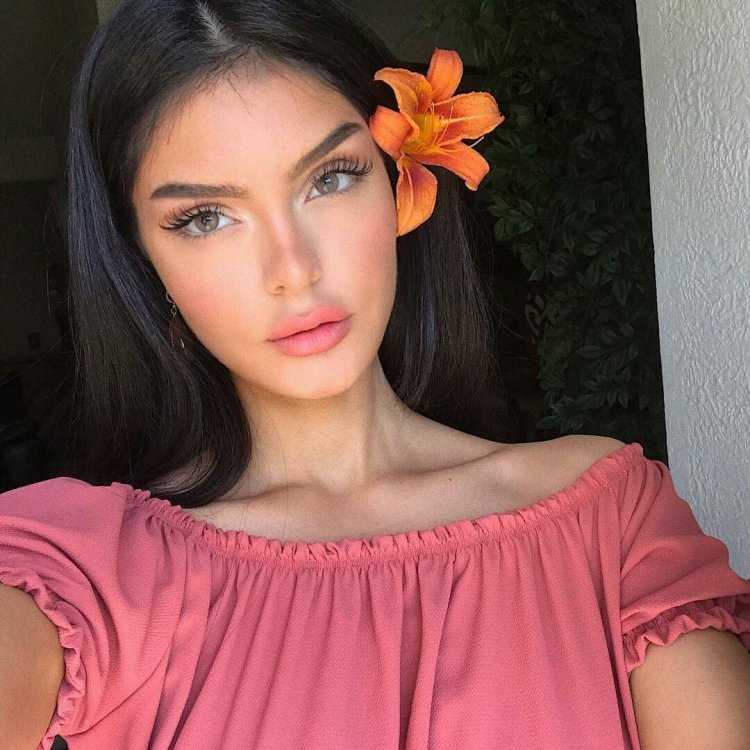 Пухлые губы у девушки