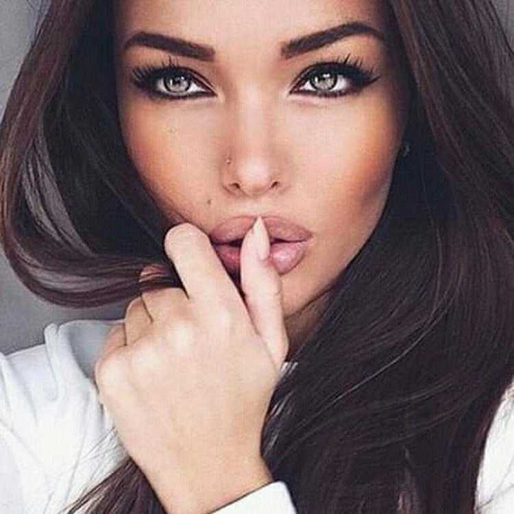 Красивые девушки с красивыми губами