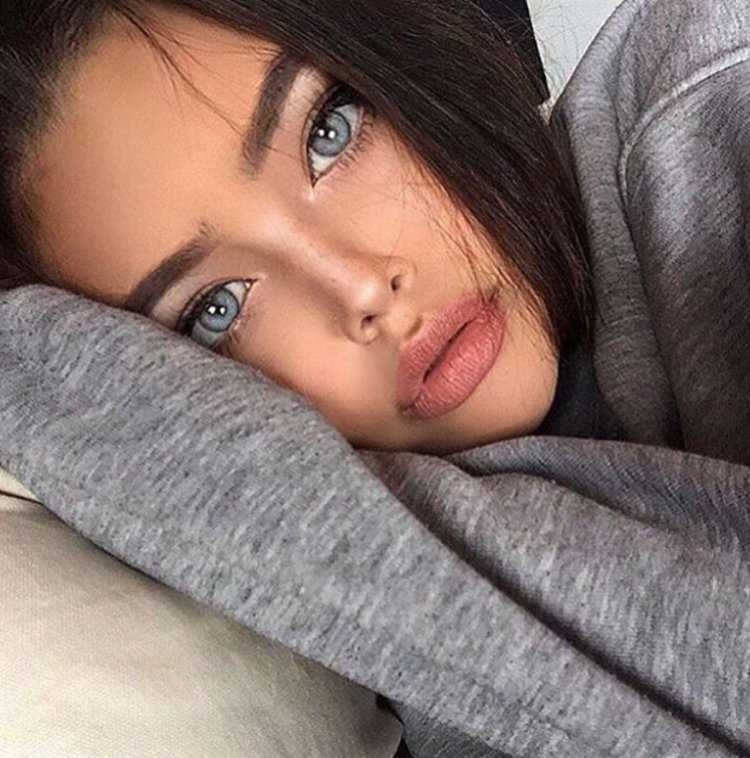 Пухлые губы у девушки