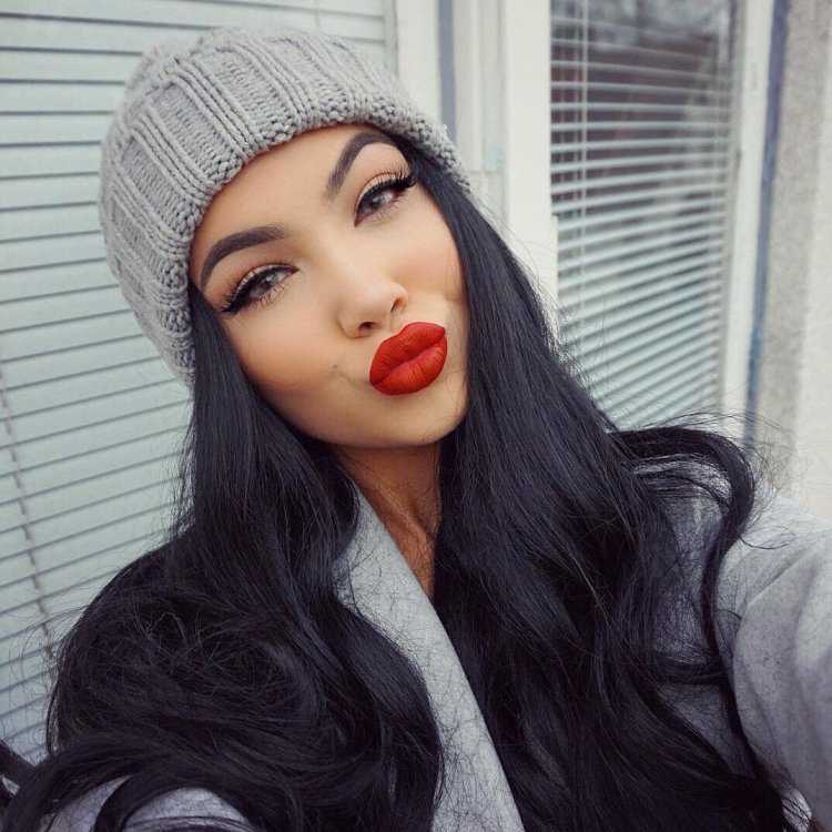 Брюнетки с красивыми губами