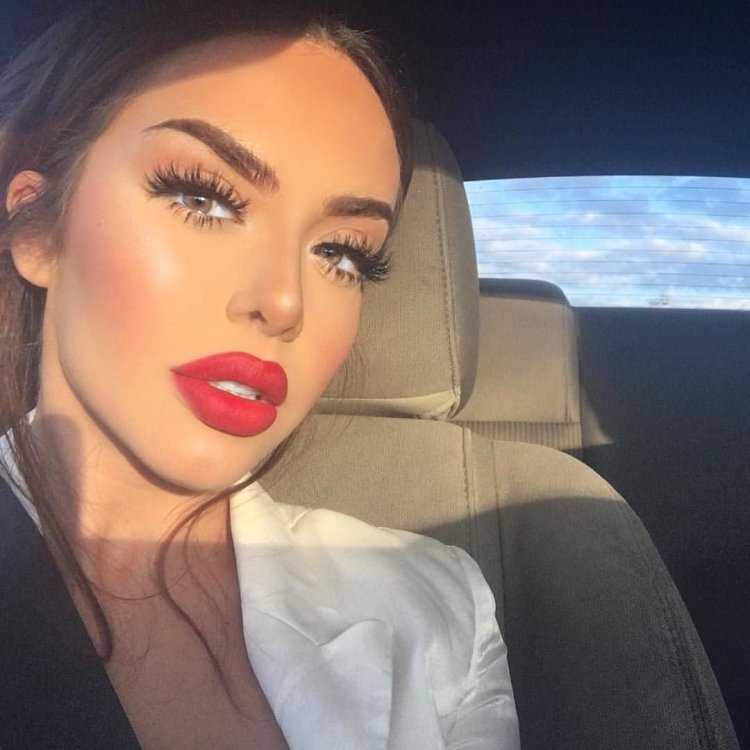 Селфи с красными губами