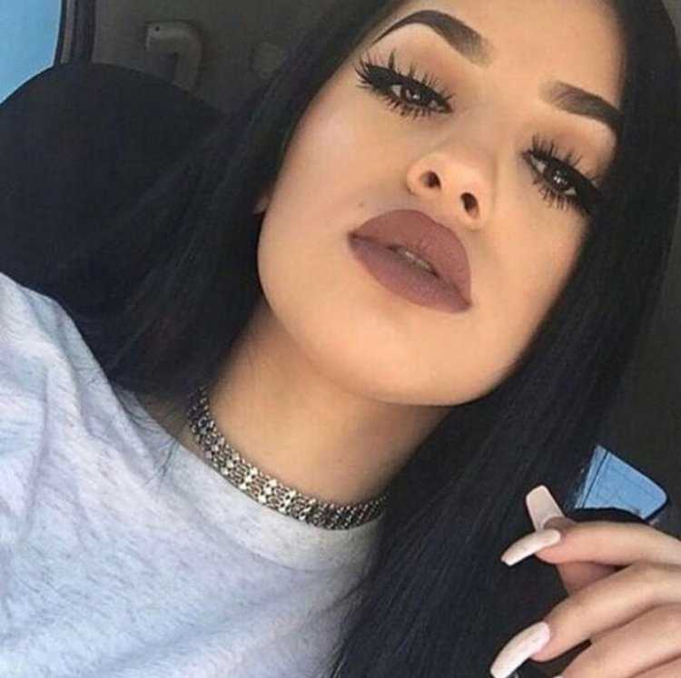 Красивая брюнетка селфи