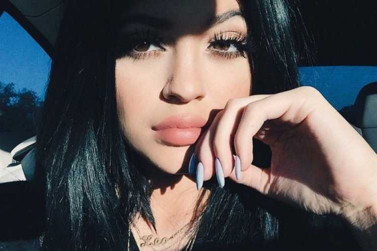 Девушка с черными волосами и губами