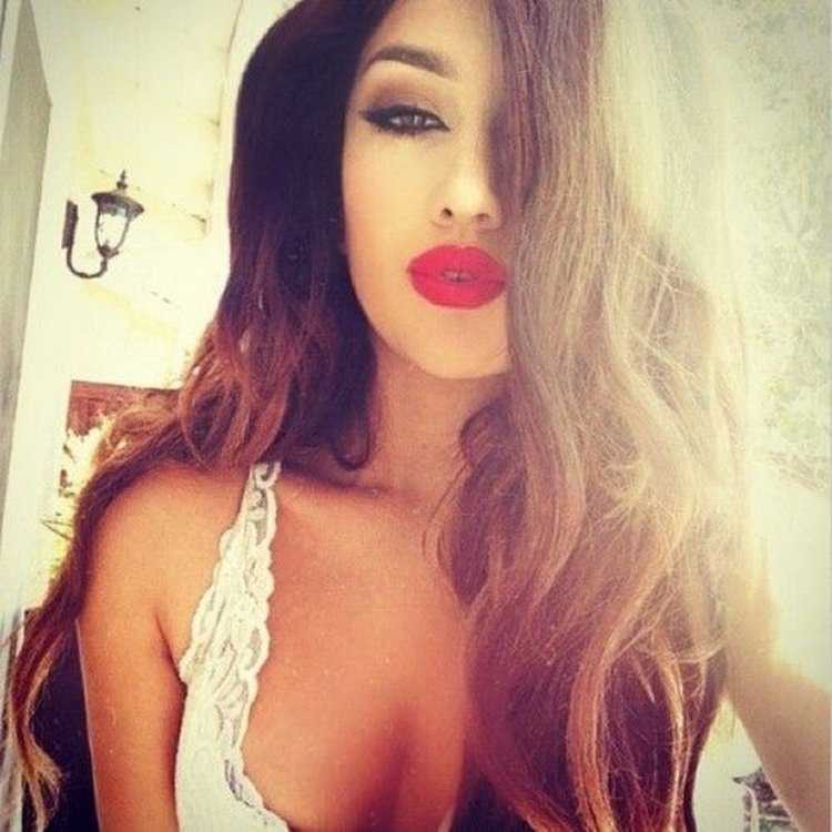 Губы девушки селфи