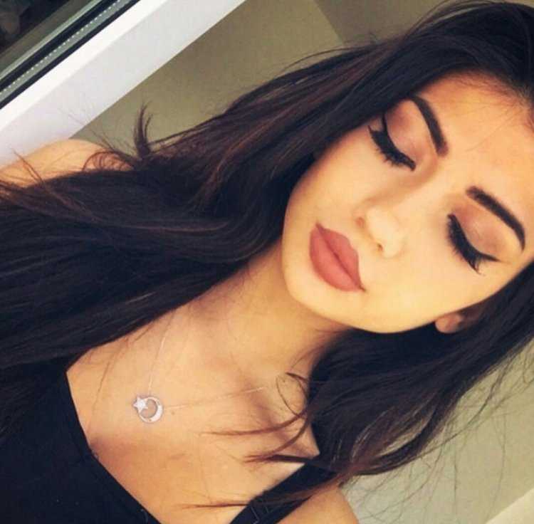 Брюнетки с красивыми губами