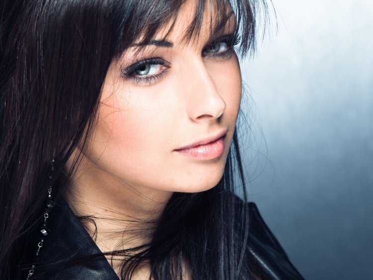 Женщина 40 лет с синими глазами