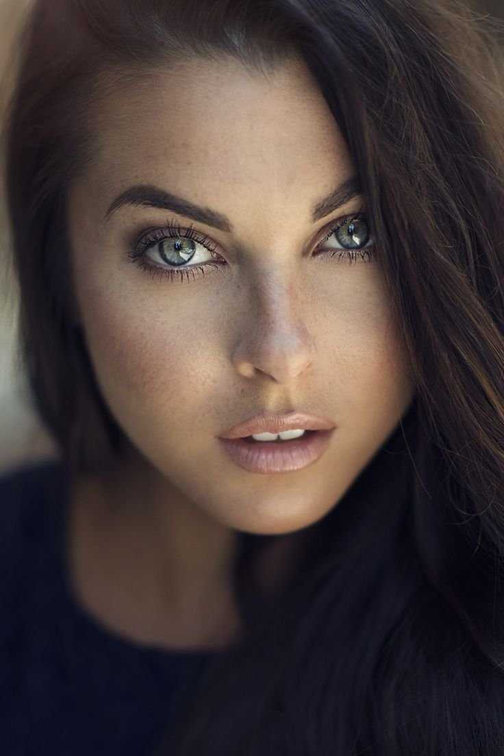 Темноволосый с голубыми глазами