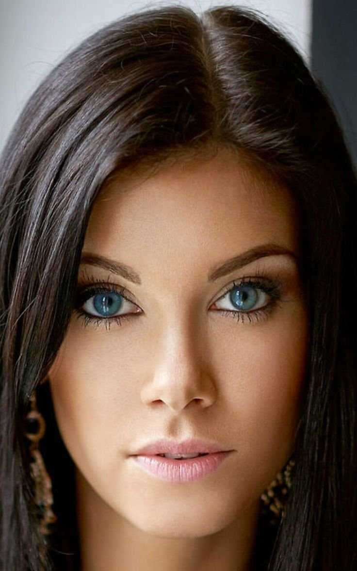 Брюнетка с голубыми глазами