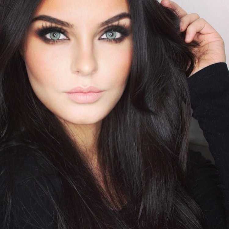 Брюнетка со светлыми глазами