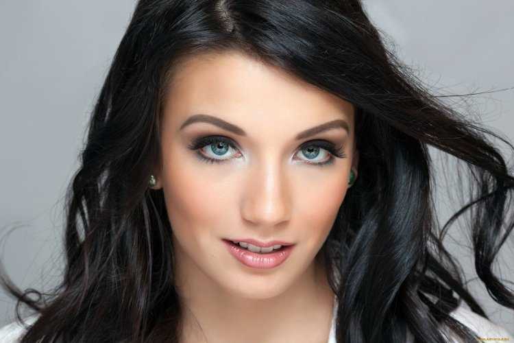 Брюнетки с серо голубыми глазами