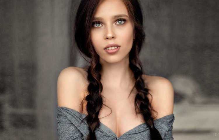 Брюнетка с косичками