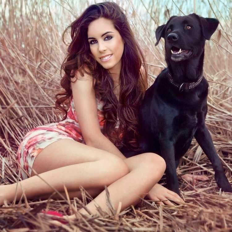 Красивая девушка с собакой