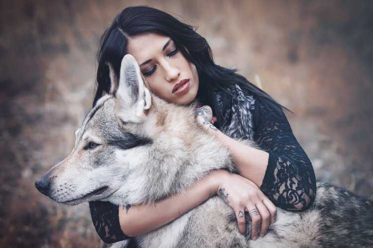 Брюнетка с хаски
