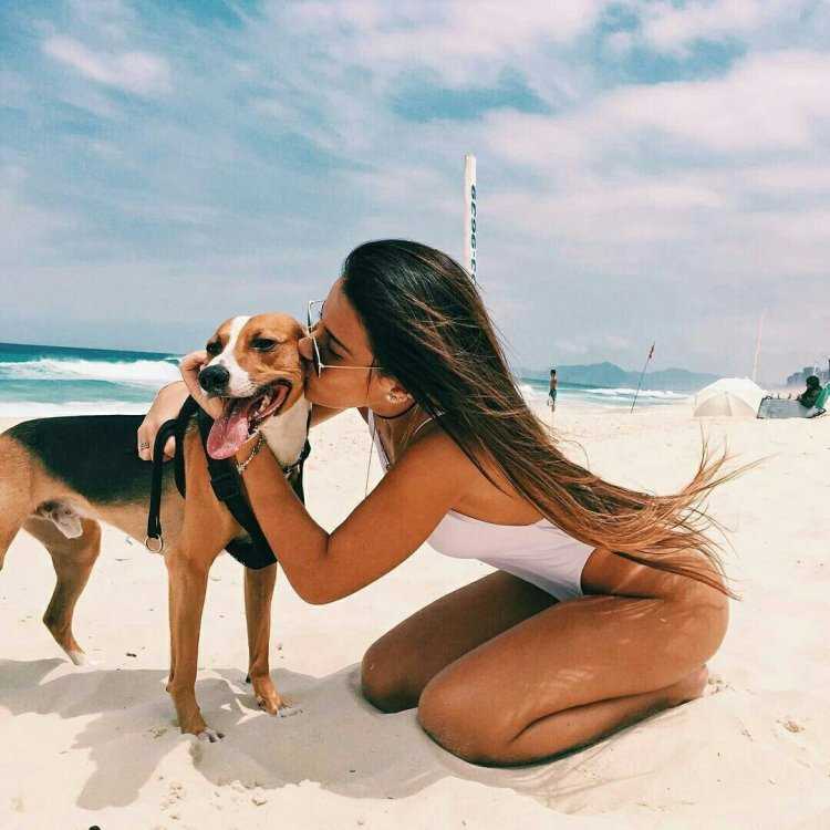 Красивая девушка с собачкой