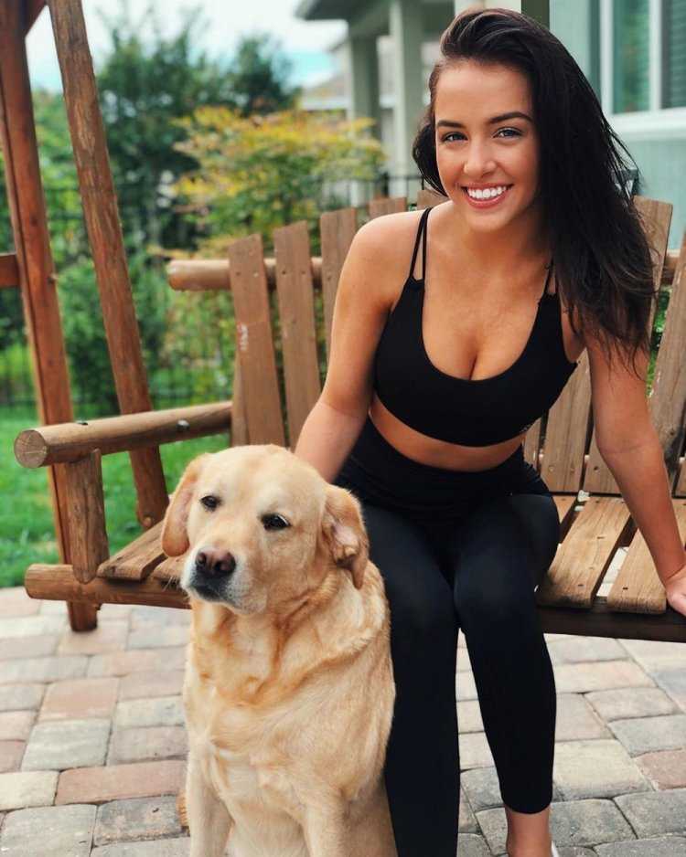 Красивая девушка с собакой