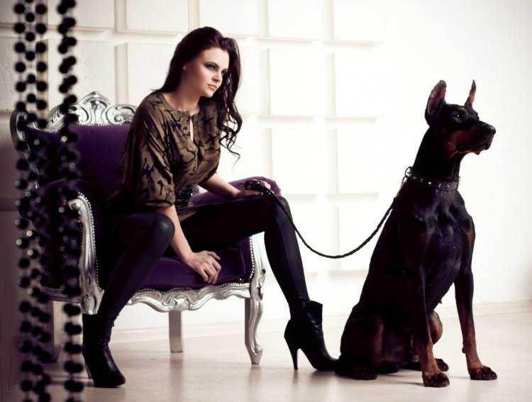 Зои Дойч с доберманом