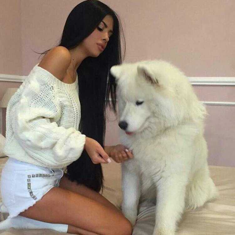 Брюнетка с щенком