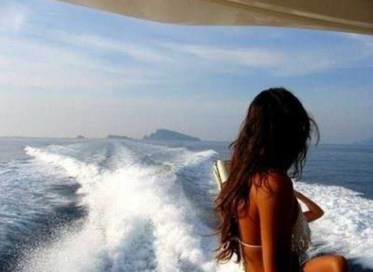 Девушка спиной к морю