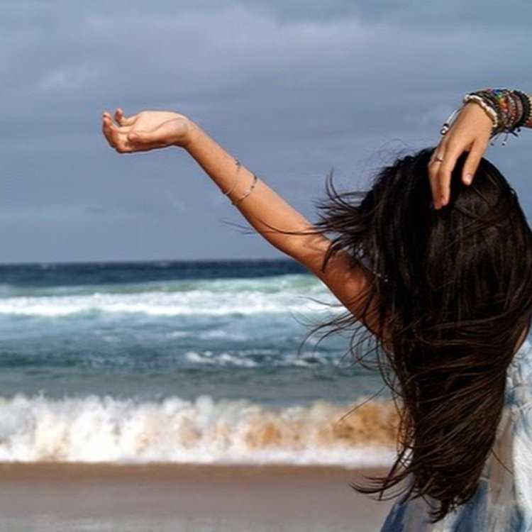 Брюнетка со спины