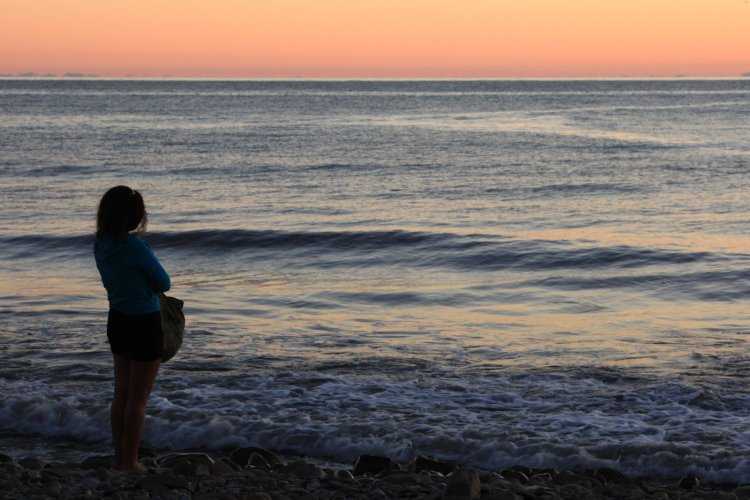 Красивая брюнетка со спины у моря37