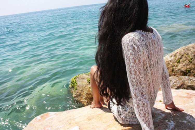 Девушка с черными волосами на море