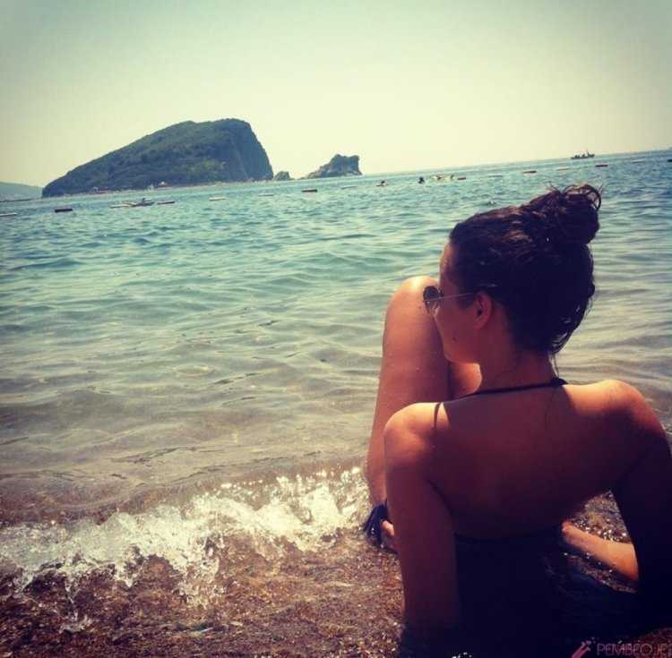 Брюнетка на море