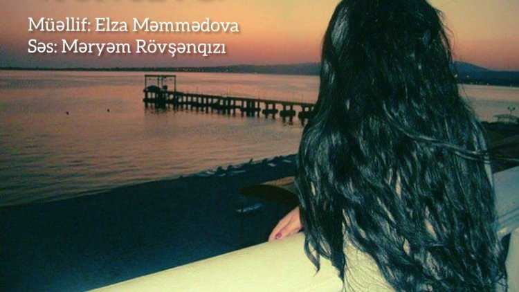 Красивая брюнетка со спины у моря27