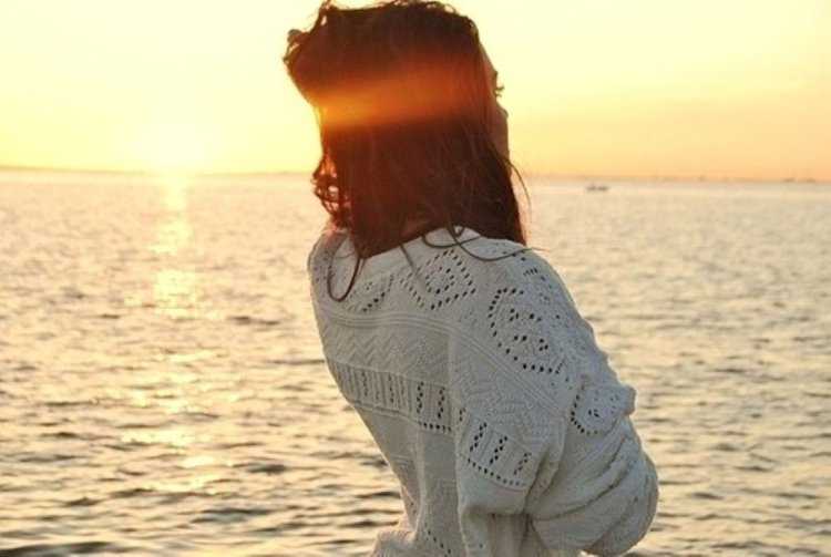 Женщина в водолазке со спины