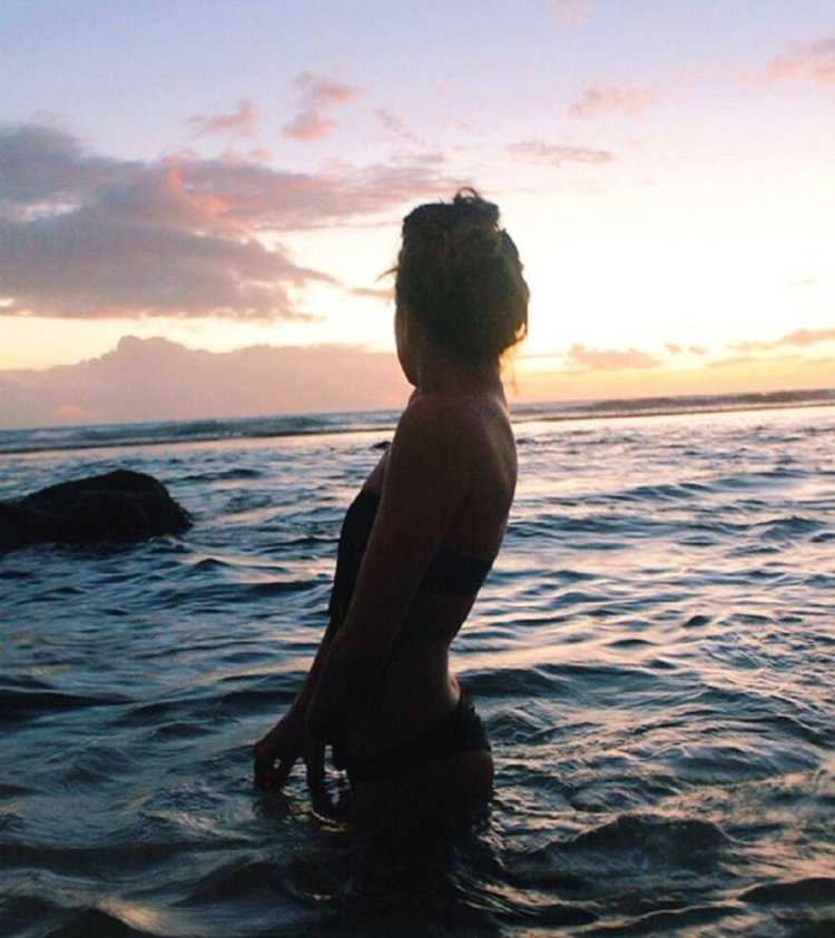 Девушка на море со спины