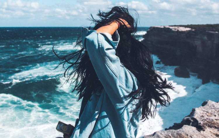 Красивая брюнетка со спины у моря41