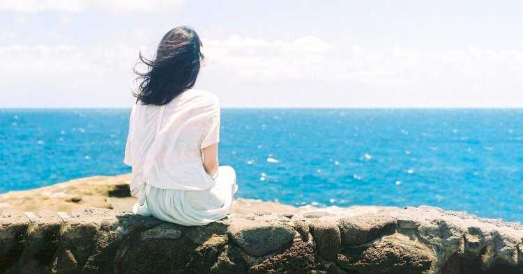 Красивая брюнетка со спины у моря76