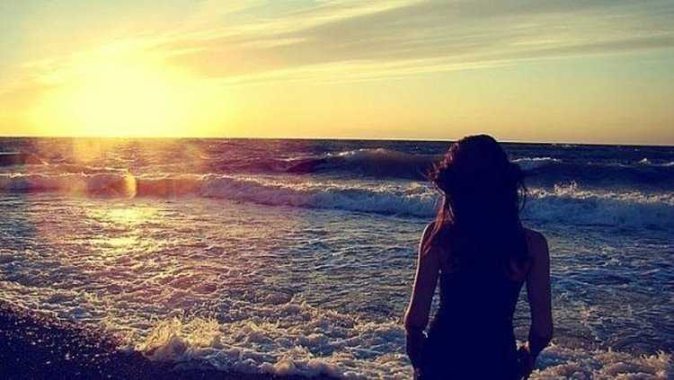 Девушка на море со спины