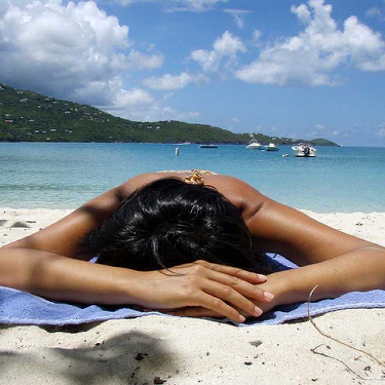 Красивая брюнетка со спины у моря57