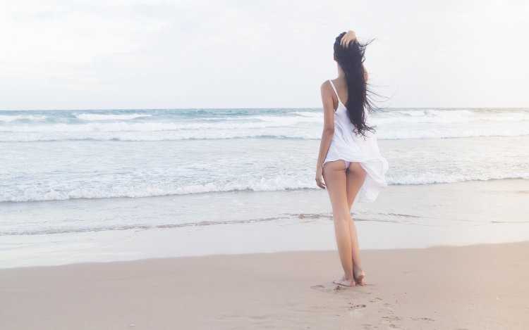 Девушка на пляже спиной