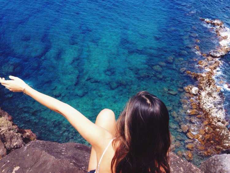 Девушка с темными волосами на море