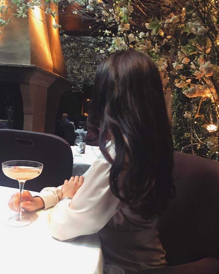 Соблазнительная дама в кафе