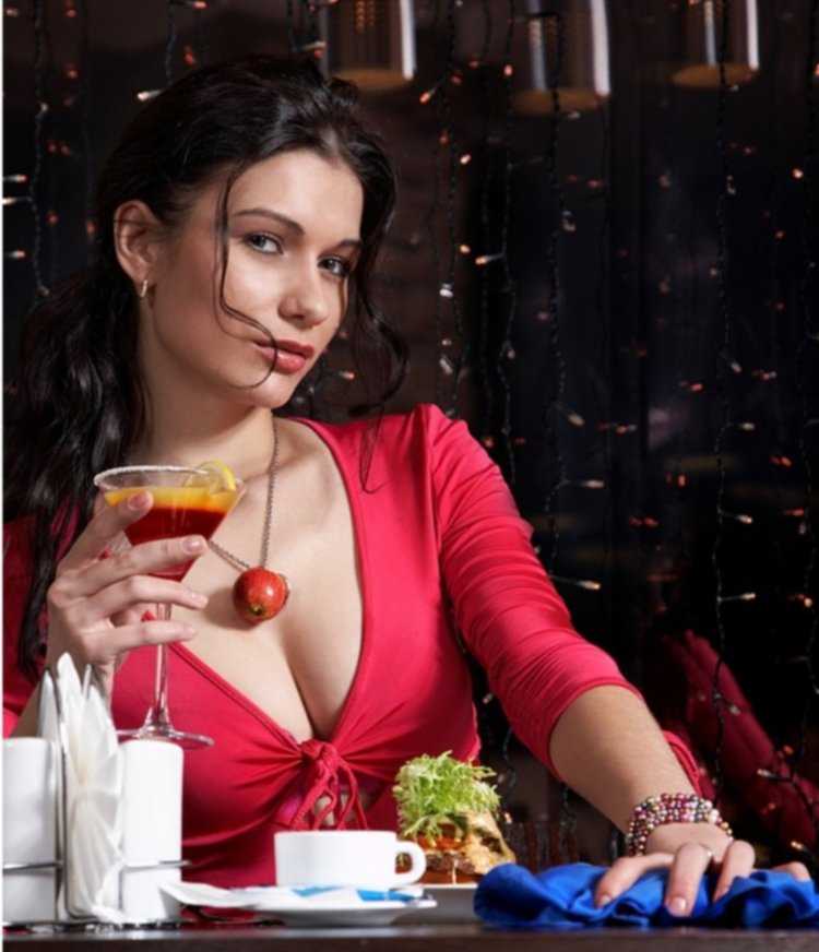 Играющая девушка в ресторане