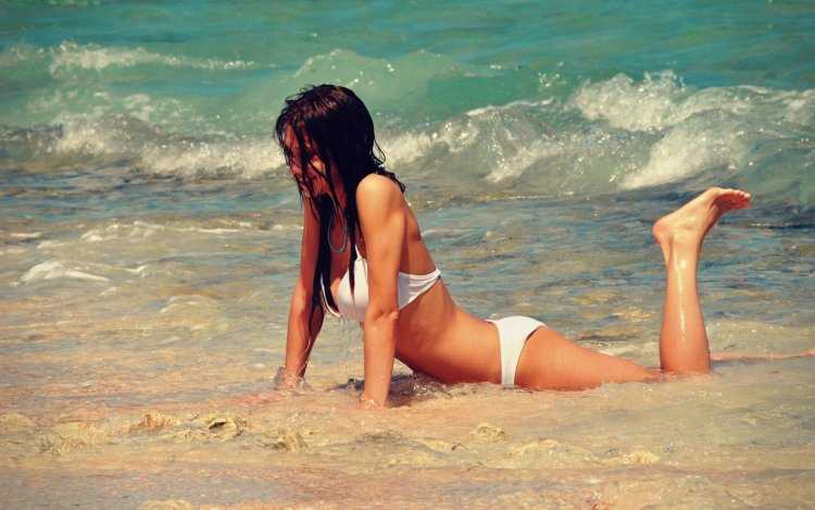 Брюнетка на море