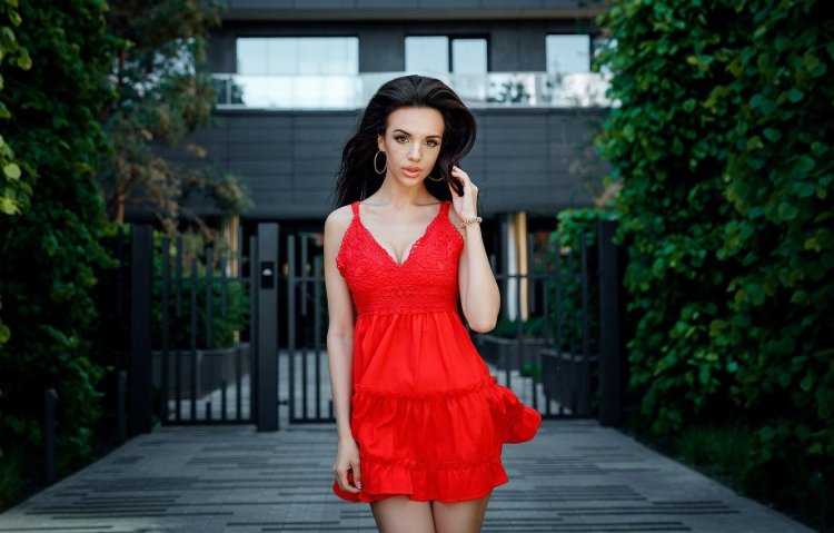 Мика Джианелли в Красном платье