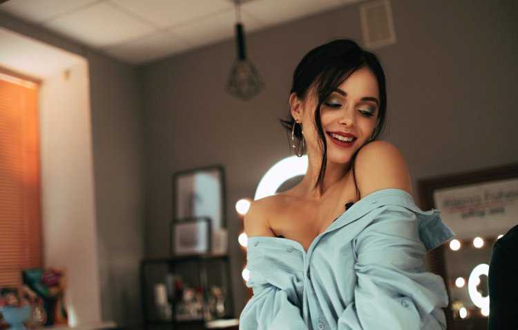 Девушка улыбка грудь