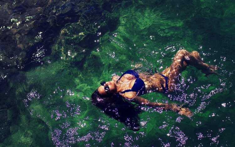 Девушка под водой в океане