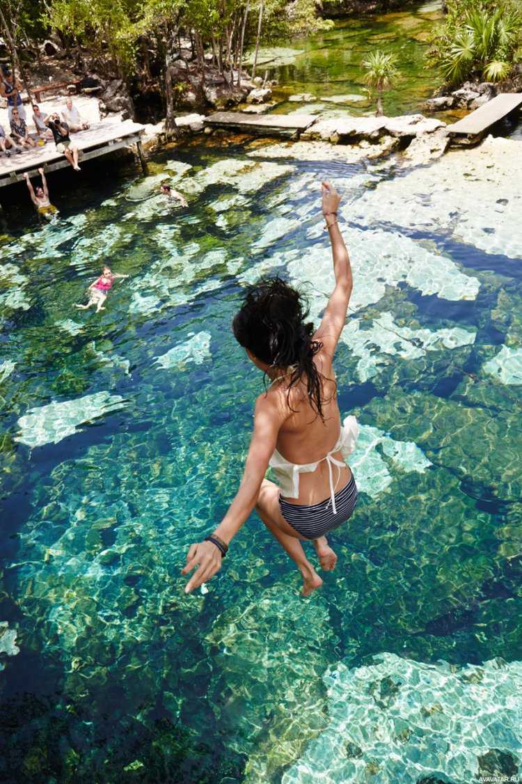 Красивая брюнетка в воде37