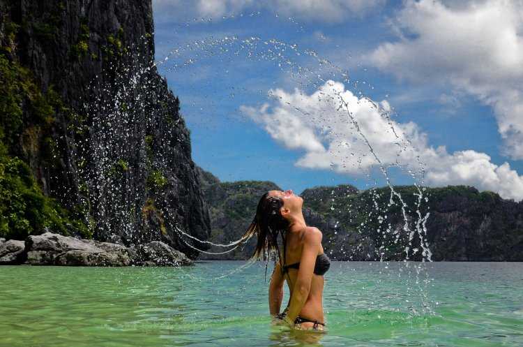 Девушка в воде и скала