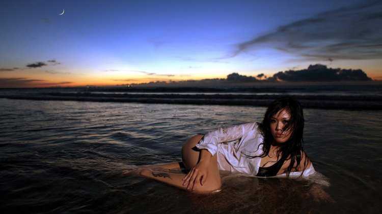 Ночной пляж девушка