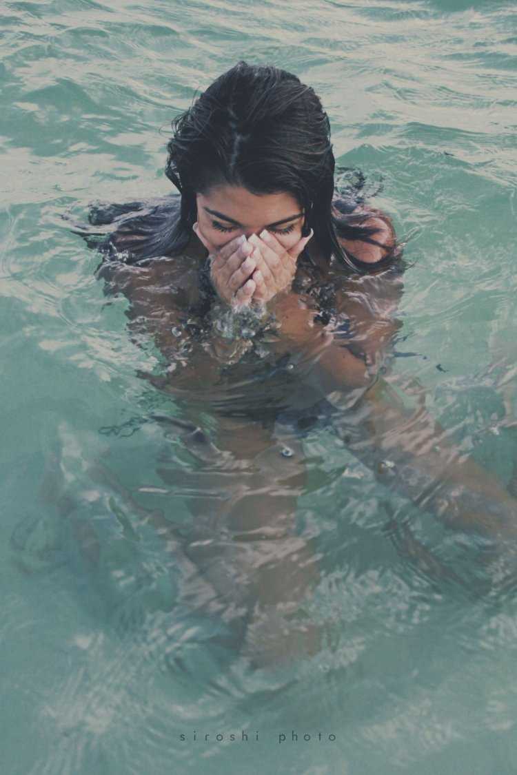 Красивая брюнетка в воде38