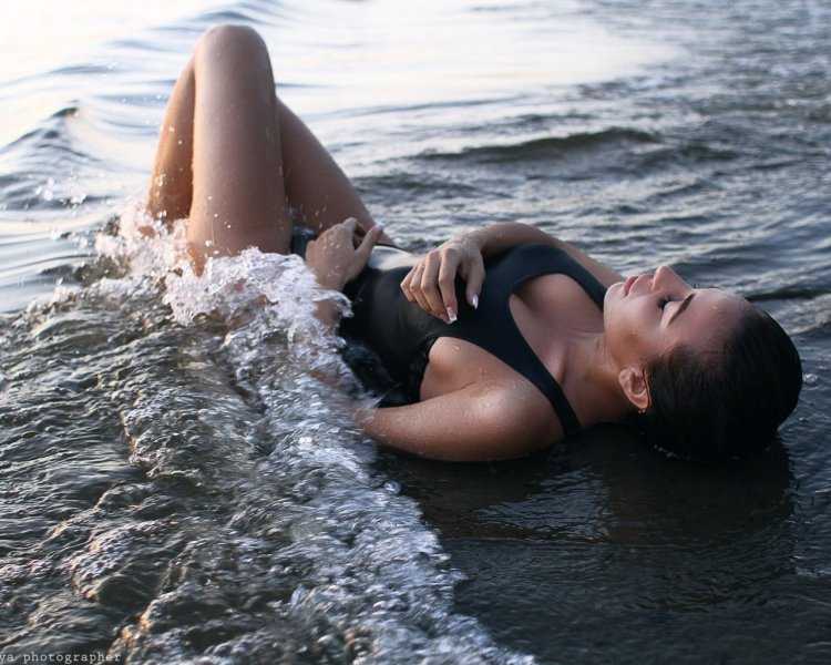 Девушка лежит на море